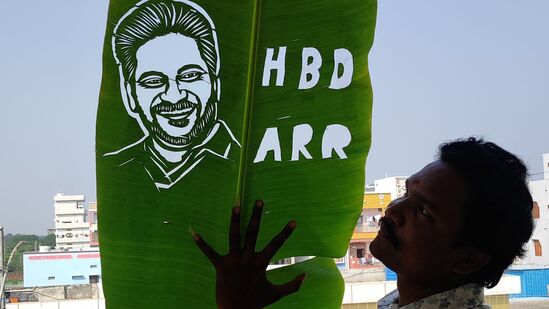 తెలంగాణ సీఎం రేవంత్ రెడ్డి పుట్టినరోజు సందర్భంగా.. ఆయన అభిమానులు శుభాకాంక్షలు చెప్పారు. సంగారెడ్డి జిల్లా నారాయణఖేడ్కు చెందిన లీఫ్ ఆర్టిస్టు గుండు శివకుమార్ వినూత్నంగా ఆలోచించారు. అరటి, రావి ఆకులపై రేవంత్ చిత్రాలు గీసి పుట్టినరోజు శుభాకాంక్షలు చెప్పారు. <p>తెలంగాణ సీఎం రేవంత్ రెడ్డి పుట్టినరోజు సందర్భంగా.. ఆయన అభిమానులు శుభాకాంక్షలు చెప్పారు. సంగారెడ్డి జిల్లా నారాయణఖేడ్కు చెందిన లీఫ్ ఆర్టిస్టు గుండు శివకుమార్ వినూత్నంగా ఆలోచించారు. అరటి, రావి ఆకులపై రేవంత్ చిత్రాలు గీసి పుట్టినరోజు శుభాకాంక్షలు చెప్పారు.</p>
