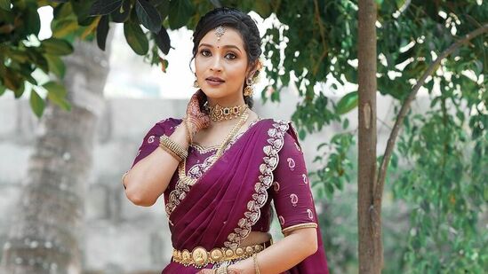 &nbsp;మిస్ క‌ర్ణాట‌క‌గా ఎంపికైన మాన‌స మ‌నోహ‌ర్‌..తెలుగులో నాకు నేనే అనే సినిమా చేసింది. క‌న్న‌డంలో కొన్ని సినిమాలు, సీరియ‌ల్స్ చేసింది.&nbsp;&nbsp;
