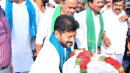 సంగెంలోని మూసీనది ఒడ్డున ఉన్న శివలింగానికి ముఖ్యమంత్రి రేవంత్ రెడ్డి ప్రత్యేక పూజలు నిర్వహించారు.&nbsp;