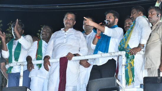 ఆ తర్వాత &nbsp;కాలినడకన మూసీ పునరుజ్జీవ సభాస్థలికి చేరుకున్నారు. &nbsp;సంగెం గ్రామస్థులు మూసీ వల్ల కలిగే సమస్యలను ముఖ్యమంత్రికి వివరించారు. ఈ సందర్భంగా ఏర్పాటు చేసిన సభలో మాట్లాడిన రేవంత్ రెడ్డి… బీఆర్ఎస్ పార్టీపై తీవ్రస్థాయిలో ధ్వజమెత్తారు. ఎవరూ అడ్డుపడిన మూసీ ప్రక్షాళన ఆగదని స్పష్టం చేశారు.