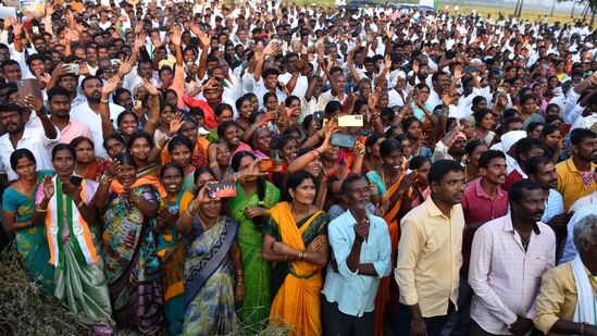 ముఖ్యమంత్రి రేవంత్ రెడ్డి మూసీ యాత్ర సందర్భంగా… స్థానిక గ్రామాల ప్రజలు భారీగా తరలివచ్చారు.&nbsp;