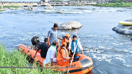 సంగెం లోలెవల్ బ్రిడ్జి నుంచి ధర్మారెడ్డిపల్లి కాలువ మీదగా సీఎం రేవంత్ రెడ్డి 2.5 కి.మీ మేర పాదయాత్ర చేశారు. ఈ సందర్భంగా బోటు ద్వారా మూసిలోకి దిగిన ఆయన… పరివాహన ప్రాంతాలు పరిశీలించారు.&nbsp;