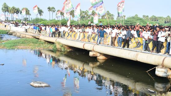 ముఖ్యమంత్రి రేవంత్ పాదయాత్రకు కాంగ్రెస్ శ్రేణలు పెద్ద ఎత్తున హాజరయ్యారు. జెండాలు, ఫ్లైక్సీలు భారీగా దర్శనమిచ్చాయి.