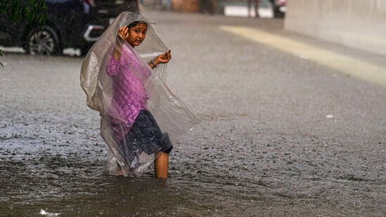 &nbsp;దక్షిణ కోస్తా ఆంధ్రప్రదేశ్‌, రాయలసీమలో &nbsp;తేలికపాటి నుంచి ఓ మోస్తరు వర్షాలు ఉరుములతో కూడిన జల్లులు కురిసే అవకాశం ఉంది.&nbsp;&nbsp;