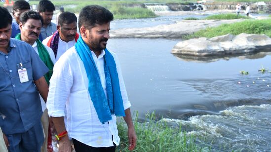 2025 జనవరి మొదటి వారంలో వాడపల్లి నుంచి హైదరాబాద్ వరకు పాదయాత్ర మొదలుపెడతాని సీఎం రేవంత్ రెడ్డి చెప్పారు. దమ్ముంటే కేటీఆర్, హరీశ్ రావ్ రావాలని సవాల్ విసిరారు. "మిమ్మల్ని ఇక్కడి ప్రజలు రానిస్తారో.. నడుముకు తాడుకట్టి మూసీలో ముంచేస్తారో చూద్దాం” అంటూ ఘాటుగా వ్యాఖ్యానించారు.