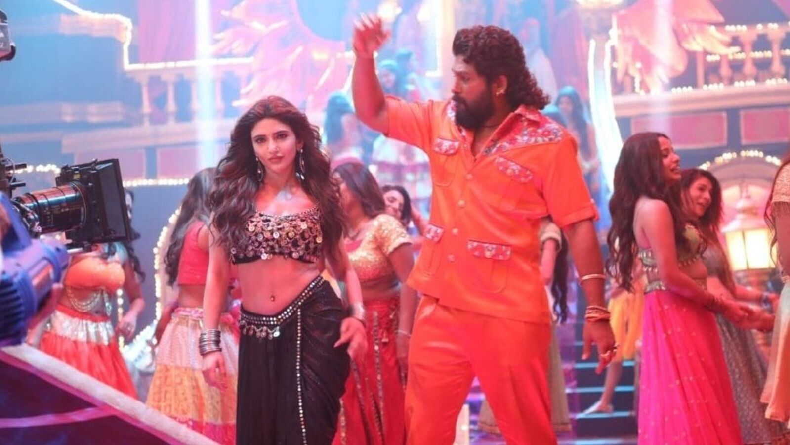 Pushpa 2 Leaked Pic: పుష్ప-2 సెట్స్ నుంచి ఐటెం సాంగ్ ఫొటో లీక్, అల్లు అర్జున్, శ్రీలీల స్టెప్ రివీల్