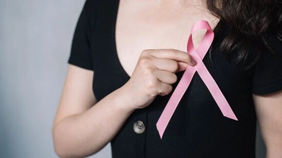 Breast Cancer: రొమ్ము క్యాన్సర్ వంశపారపర్యంగా వస్తుందా?.. కారణాలు, లక్షణాలు చెప్పిన ఆంకాలజిస్ట్