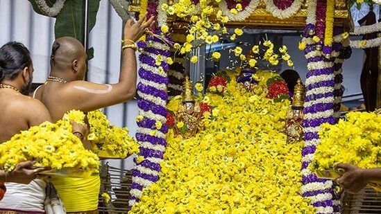 చామంతి, సంపంగి, నూరు వరహాలు, రోజా, గన్నేరు, మల్లె, మొల్లలు, కనకాంబరం, తామర, కలువ, మొగలిరేకులు, మానసంపంగి పుష్పాలు, తులసి, మరువం, దవణం, బిల్వం, పన్నీరు, కదిరిపచ్చ పత్రాలతో స్వామి, అమ్మవార్లను అర్చించారు. ఈ సందర్భంగా వేదపండితులు రుగ్వేదం, శుక్లయజుర్వేదం, కృష్ణ యజుర్వేదం, సామవేదం, అధర్వణ వేదాలను పఠించారు.