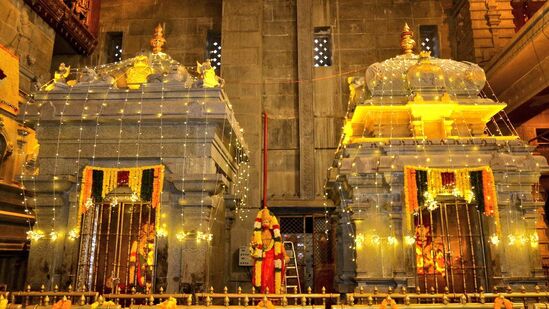 ఉదయం 11:30 AM గంటలకు కొలనుపాక నుంచి బయల్దేరుతారు. 12:30 PMకు యాదగిరిగుట్టలోని ఆలయాన్ని సందర్శిస్తారు. 1:30 PM to 2:00 PM హరిత హోటల్ లో భోజనం చేస్తారు.