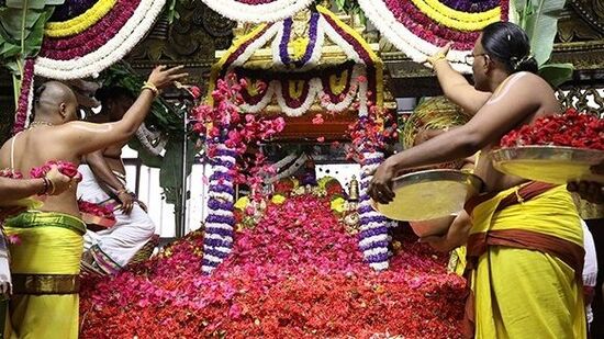 పవిత్రమైన కార్తీకమాసంలో శ్రవణా నక్షత్రాన్ని పురస్కరించుకుని తిరుమల శ్రీవారి ఆలయంలో శనివారం పుష్పయాగ మహోత్సవం వైభవంగా జరిగింది. సువాసనలు వెదజల్లే 17 రకాల పుష్పాలు, 6 రకాల పత్రాలతో శ్రీదేవి, భూదేవి సమేత శ్రీ మలయప్పస్వామివారికి వేడుకగా పుష్పార్చన నిర్వహించారు.