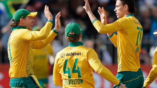 Ind vs SA 2nd T20I Highlights: &nbsp;ఈ మ్యాచ్ లో సౌతాఫ్రికా టాస్ గెలిచి ఫీల్డింగ్ ఎంచుకుంది. టీమిండియాకు మొదటి ఓవర్లోనే షాక్ తగిలింది. తొలి మ్యాచ్ సెంచరీ హీరో సంజూ శాంసన్ డకౌటయ్యాడు.