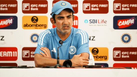 India vs Australia: రోహిత్ శర్మ వ్యక్తిగత కారణాలతో ఆస్ట్రేలియాతో జరగబోయే తొలి టెస్టుకు అందుబాటులో ఉండటం లేదని వార్తలు వస్తున్నాయి. ఇప్పటి వరకూ అతని విషయంలో ఎలాంటి సమాచారం లేదు. దీంతో పెర్త్ లో జరగబోయే ఈ టెస్టుకు కెప్టెన్ ఎవరు అన్నదానిపై స్పష్టత రావాల్సి ఉంది.