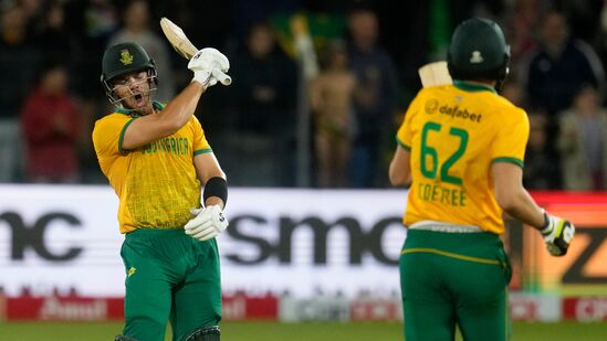 Ind vs SA 2nd T20I Highlights: టీ20 వరల్డ్ ఛాంపియన్ టీమిండియాకు షాక్ తగిలింది. సౌతాఫ్రికాతో జరిగిన రెండో టీ20లో 3 వికెట్లతో ఓటమి తప్పలేదు. ఓ దశలో విజయం ఖాయమనుకున్నా.. ట్రిస్టన్ స్టబ్స్ పోరాటంతో సఫారీలు అనూహ్యంగా గెలిచారు.&nbsp;