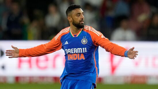 Ind vs SA 2nd T20I Highlights: తొలి టీ20లో మూడు వికెట్లతో రాణించిన వరుణ్ చక్రవర్తి ఈ మ్యాచ్ లో మరింత చెలరేగాడు. ఈసారి ఐదు వికెట్లు తీశాడు. 4 ఓవర్లలో కేవలం 17 పరుగులు ఇచ్చి 5 వికెట్లు తీసుకోవడం విశేషం.