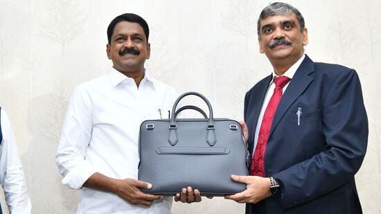 బడ్జెట్‌ ప్రతులను  పయ్యావుల కేశవ్‌కు అందిస్తున్న పీయూష్‌ కుమార్