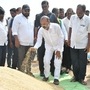 ధాన్యం పరిశీలిస్తున్న కేంద్ర మంత్రి బండి సంజయ్