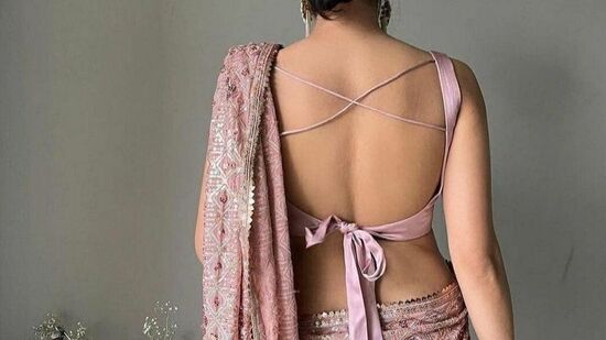 బ్యాక్ లెస్ బ్లౌజ్ డిజైన్ ఇది. పార్టీల్లో లుక్ బాగుంటుంది.
