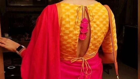 సింపుల్ గా, అందమైన &nbsp;బ్లౌజ్ డిజైన్. కాటన్ చీరలకు ఇది బాగా నప్పుతుంది.