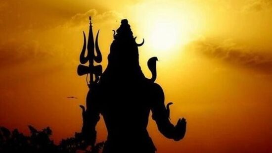 ఈ మాసంలో విష్ణువును పూజించే సంప్రదాయం ఉన్నప్పటికీ, ఈ మాసంలోని పౌర్ణమి రోజున శివుడిని పూజిస్తారు. ఈ రోజున శివుడు త్రిపురాసురుడు అనే రాక్షసుడిని సంహరించాడని నమ్ముతారు. అందుకే దీనిని త్రిపురి లేదా త్రిపురారి పూర్ణిమ అని కూడా పిలుస్తారు. దేవ్ దీపావళి పండుగను కూడా ఈ రోజున నిర్వహించుకుంటారు. ఈ సంవత్సరం కార్తీక పౌర్ణమి నవంబర్ 15న ఉంది. ఈ పౌర్ణమికి 30 సంవత్సరాల తరువాత, శశ్ రాజ యోగం ఏర్పడుతుంది. కార్తీక పౌర్ణమి నాడు కొన్ని పనులు చేయడం వల్ల అన్ని కోరికలు నెరవేరుతాయి. &nbsp;