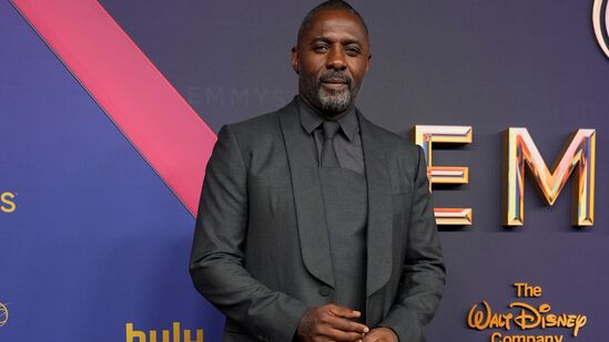 బ్రిటీష్ యాక్టర్, సింగర్, ర్యాపర్ అయిన ఇడ్రిస్ ఎల్బా 2018 ఏడాదికి ఈ సెక్సీయెస్ట్ మ్యాన్ అలైవ్ అవార్డును అందుకున్నాడు.