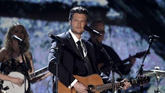 అమెరికన్ సింగర్, రైటర్ బ్లేక్ షెల్టన్ పీపుల్స్ సెక్సీయెస్ట్ మ్యాన్ అలైవ్ గా 2017 ఏడాదికి నిలిచాడు.