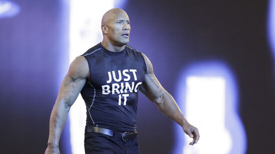 డబ్ల్యూడబ్ల్యూఈ స్టార్, నటుడు డ్వేన్ జాన్సన్ 2016లో ఈ సెక్సీయెస్ట్ మ్యాన్ అలైవ్ అవార్డును దక్కించుకున్నాడు.