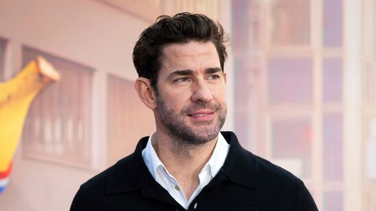 Sexiest Man Alive: పీపుల్ మ్యాగజైన్ సెక్సీయెస్ట్ మ్యాన్ అలైవ్ 2024 అవార్డు గెలుచుకుంది ఇతడే. ఈ అమెరికన్ యాక్టర్ పేరు జాన్ క్రాసిన్స్కీ. ది లేట్ షో విత్ స్టీఫెన్ కోల్బెర్ట్ షోలో విజేతను అనౌన్స్ చేశారు. ది ఆఫీస్ సిరీస్ లో జిమ్ హాల్పెర్ట్ పాత్ర ద్వారా ప్రేక్షకులకు బాగా దగ్గరైన నటుడు ఈ జాన్ క్రాసిన్స్కీ. ది సీక్రెట్ సోల్జర్స్ ఆఫ్ బెంగాజీ, ఎ క్వైట్ ప్లేస్ అనే మూవీస్ లోనూ నటించాడు.