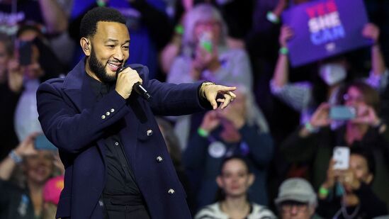 అమెరికన్ సింగర్ జాన్ లెజెండ్ 2019 ఏడాదికిగాను సెక్సీయెస్ట్ మ్యాన్ అలైవ్ టైటిల్ దక్కించుకున్నాడు.