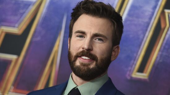 మార్వెల్ సినిమాటిక్ యూనివర్స్ లో కెప్టెన్ అమెరికా పాత్ర పోషించి పాపులర్ అయిన క్రిస్ ఇవాన్స్ 2022 ఏడాదికిగాను సెక్సీయెస్ట్ మ్యాన్ అలైవ్ టైటిల్ గెలుచుకున్నాడు.