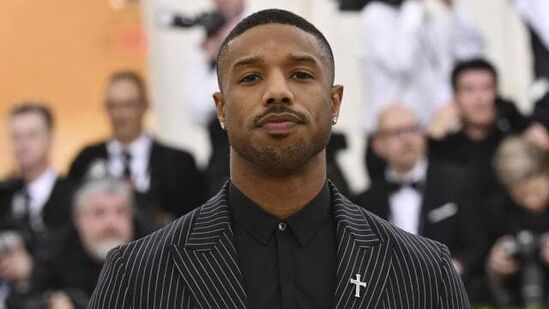 అమెరికన్ యాక్టర్ మైఖేల్ జోర్డాన్ 2020 ఏడాదికిగాను పీపుల్స్ సెక్సీయెస్ట్ మ్యాన్ అలైవ్ గా నిలిచాడు. క్రీడ్ మూవీ సిరీస్ ద్వారా బాగా పేరు సంపాదించిన నటుడతడు.