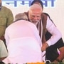 వేదికపై ప్రధాని మోదీ కాళ్లు మొక్కేందుకు ప్రయత్నించిన బిహార్ సీఎం నితీశ్ కుమార్