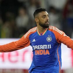 <p>Varun Chakravarthy: టీమిండియా మిస్టరీ స్పిన్నర్ వరుణ్ చక్రవర్తి సౌతాఫ్రికాతో మూడో టీ20లో ఓ అరుదైన రికార్డును సొంతం చేసుకున్నాడు. ఈ క్రమంలో రవిచంద్రన్ అశ్విన్, రవి బిష్ణోయ్ పేరిట ఉన్న రికార్డును వరుణ్ తిరగరాశాడు.</p>
