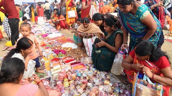 కార్తీక పౌర్ణమి సందర్భంగా పట్నాలోని గంగానదీ తీరంలో గాజులు, పూజా సామగ్రి కొనుగోలు చేస్తున్న మహిళలు