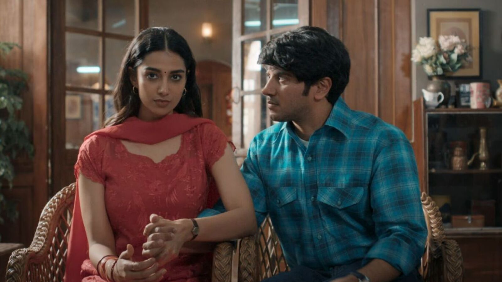 Lucky Baskhar: లక్కీ భాస్కర్ నుంచి రొమాంటిక్ వీడియో సాంగ్ రిలీజ్.. శ్రీమతి గారు అంటూ బుట్టలో వేసిన దుల్కర్ సల్మాన్