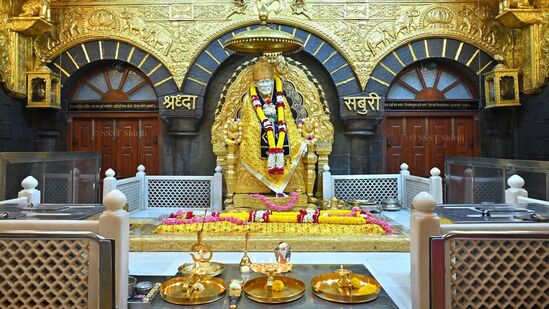 ఇక మూడో రోజు బ్రేక్ ఫాస్ట్ తర్వాత…. మినీ తాజ్ మహల్ (Bibi Ka Maqbara) ను దర్శించుకుంటారు. ఇక్కడ్నుంచి 30 కి.మీ దూరంలో ఉన్న ఎల్లోరా గుహాలను చూసేందుకు వెళ్తారు. ఇక్కడ ఎల్లోరా కేవ్స్, గ్రిహీనేశ్వర్ &nbsp;ఆలయాన్ని సందర్శించుకుంటారు. ఆ తర్వాత….ఔరంగాబాద్ రైల్వే స్టేషన్ కు చేరుకుంటారు.&nbsp;