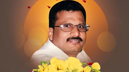 సీఎం చంద్రబాబు సోదరుడు, సినీ హీరో నారా రోహిత్‌ తండ్రి రామ్మూర్తి నాయుడు(72) శనివారం హైదరాబాద్ లో మరణించారు. గుండె సంబంధిత సమస్యలతో హైదరాబాద్‌లోని ఏఐజీ ఆస్పత్రిలో చికిత్స పొందుతూ ఆయన కన్నుమూశారు. రామ్మూర్తి నాయుడికి భార్య ఇందిర, ఇద్దరు కుమారుడు నారా రోహిత్, గిరీశ్ ఉన్నారు. 1994లో టీడీపీ నుంచి చంద్రగిరి ఎమ్మెల్యేగా గెలుపొందారు. &nbsp;