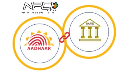 బ్యాంకు ఖాతాకు ఆధార్ నెంబర్ లింక్(NPCI) చేయించేందుకు లబ్దిదారులు బ్యాంకుకు వెళ్లకుండానే మొబైల్ లోనే చేసుకునే విధానం అందుబాటులో తెచ్చింది కేంద్రం. ఇందుకోసం ఖాతాదారులు ముందుగా NPCI అధికారిక వెబ్ సైట్ https://www.npci.org.in/ లోకి వెళ్లాలి.