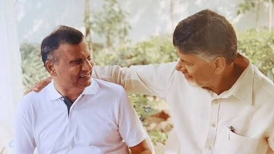 మాజీ శాసనసభ్యులు, పారిశ్రామికవేత్త నారా రామ్మూర్తి నాయుడు మృతి పట్ల తెలుగుదేశం పార్టీ సంతాపం తెలిపింది. వారి కుటుంబ సభ్యులకు ప్రగాఢ సానుభూతిని ప్రకటించింది.&nbsp;