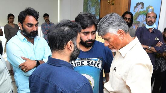 ‘‘నా తమ్ముడు, చంద్రగిరి నియోజకవర్గం మాజీ ఎమ్మెల్యే నారా రామ్మూర్తి నాయుడు మమ్మల్ని విడిచి వెళ్లిపోయాడని బాధాతప్త హృదయంతో తెలియజేస్తున్నాను. రామ్మూర్తి నాయుడు ప్రజా జీవితంలో పరిపూర్ణ మనసుతో ప్రజలకు సేవలు అందించిన నాయకుడు. మా నుంచి దూరమై మా కుటుంబంలో ఎంతో విషాదాన్ని నింపాడు. ఆయన ఆత్మకు శాంతి కలగాలని కోరుకుంటున్నాను’’ అని సీఎం చంద్రబాబు ట్వీట్‌ చేశారు.