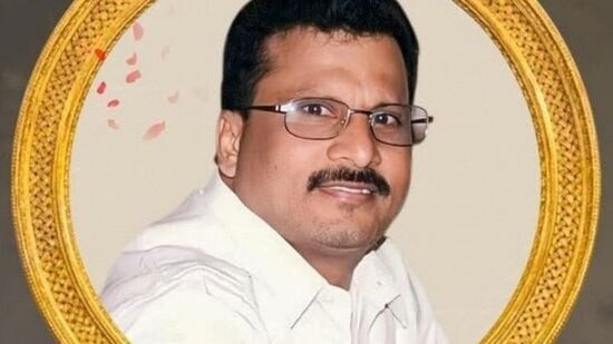 సీఎం చంద్రబాబు సోదరుడు, మాజీ ఎమ్మెల్యే నారా రామ్మూర్తి నాయుడు మృతి పట్ల డిప్యూటీ సీఎం పవన్ కల్యాణ్ సంతాపం తెలిపారు. రామ్మూర్తి నాయుడు ఆత్మకు శాంతి చేకూరాలని భగవంతుణ్ణి ప్రార్థిస్తున్నానన్నారు. సోదర వియోగంతో బాధపడుతున్న చంద్రబాబు నాయుడికి ప్రగాఢ సానుభూతి తెలియజేశారు. మహారాష్ట్ర ఎన్నికల ప్రచార కార్యక్రమాల్లో ఉండటంతో రామ్మూర్తి నాయుడి అంత్యక్రియలకు హాజరు కాలేకపోతున్నానన్నారు. రామ్మూర్తి నాయుడి కుమారుడు నారా రోహిత్ కు, ఆయన కుటుంబ సభ్యులకు పవన్ కల్యాణ్ సంతాపం తెలిపారు.&nbsp;