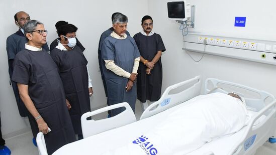 హైదరాబాద్ లోని గచ్చిబౌలి ఏఐజీ ఆసుపత్రిలో తన సోదరుడు రామ్మూర్తి నాయుడు భౌతిక కాయానికి సీఎం చంద్రబాబు నివాళులర్పించారు. &nbsp;తమ్ముడి కుమారులు రోహిత్, గిరీష్‌ను ఓదార్చారు.&nbsp;