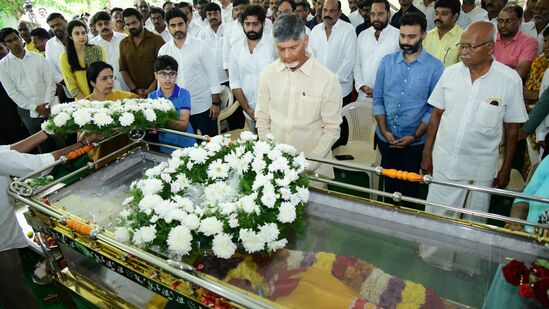 తిరుపతి జిల్లా నారావారిపల్లెలో తమ్ముడు రామ్మూర్తి నాయుడి పార్థివ దేహానికి సీఎం చంద్రబాబు నాయుడు, మంత్రి లోకేశ్ కుటుంబ సభ్యులు నివాళులర్పించారు. తమ్ముడి కుమారులను ఓదార్చారు.&nbsp;