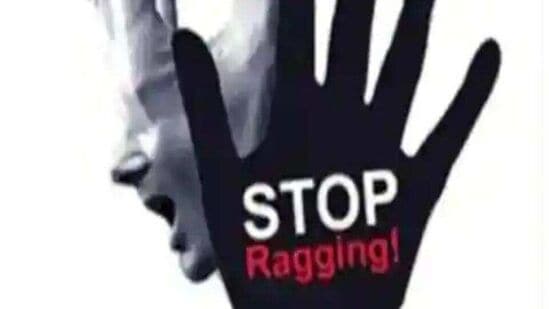 Khammam Ragging : ఖమ్మం ప్రభుత్వ వైద్య కళాశాలలో ర్యాగింగ్ కలకలం, ఎంబీబీఎస్ విద్యార్థికి గుండు కొట్టించిన ప్రొఫెసర్