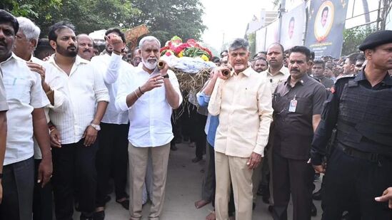 సోదరుడు రామ్మూర్తినాయుడు అంతిమయాత్రలో సీఎం చంద్రబాబు పాల్గొన్నారు. సీఎం చంద్రబాబు, మంత్రి నారా లోకేశ్ పాడె మోశారు.&nbsp;