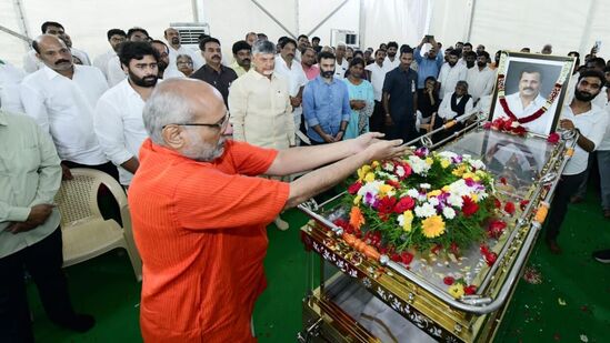 నారావారిపల్లెలో రామ్మూర్తినాయుడు పార్థివదేహానికి మహారాష్ట్ర గవర్నర్ రాధాకృష్ణన్, ఎమ్మెల్యేలు, మోహన్ బాబు, ప్రముఖులు నివాళులర్పించారు.&nbsp;