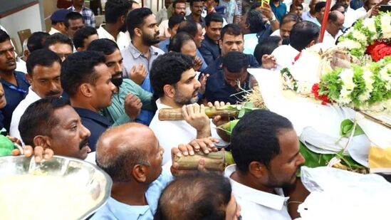సీఎం చంద్రబాబు సోదరుడు నారా రామ్మూర్తి నాయుడు అంత్యక్రియలు ప్రభుత్వ అధికారిక లాంఛనాలతో పూర్తయ్యాయి. తిరుపతి జిల్లా నారా వారిపల్లెలో రామ్మూర్తి నాయుడి అంత్యక్రియలు నిర్వహించారు.&nbsp;