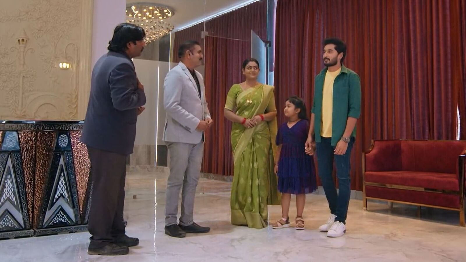 Karthika deepam november 18th episode: దీపను తన రెస్టారెంట్ కు తీసుకెళ్లిన కార్తీక్- పేపర్ లో ఫోటో చూసి మురిసిన కాంచన