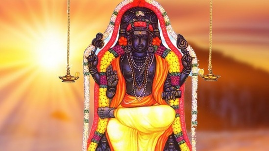 నవగ్రహాలలో బృహస్పతి అత్యంత పవిత్రమైన గ్రహంగా పరిగణిస్తారు. శుభకార్యాలు, వివాహం మొదలైన వాటిలో బృహస్పతి స్థానం అవసరం. బృహస్పతి సంవత్సరానికి ఒకసారి తన రాశిని మారుస్తాడు. బృహస్పతి ప్రస్తుతం వృషభ రాశిలో సంచరిస్తున్నాడు. అయితే, గురు భగవానుడు ఎప్పటికప్పుడు వారి నక్షత్రాన్ని మారుస్తూ ఉంటాడు. నవంబర్ చివరి రోజుల్లో బృహస్పతి మృగశిర నక్షత్రం నుంచి రోహిణి నక్షత్రానికి ప్రయాణిస్తున్నాడు. బృహస్పతి నవంబర్ 28న మధ్యాహ్నం 1:10 గంటలకు చంద్రుని రోహిణి నక్షత్రంలో సంచరిస్తున్నాడు. రోహిణీ నక్షత్రంలో బృహస్పతి సంచారం వల్ల ఏ రాశి వారు ప్రయోజనం పొందుతారో చూద్దాం..