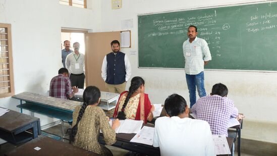 &nbsp;టీజీపీఎస్సీ గ్రూప్ 3 పరీక్ష : ప్రశ్న పత్రం, కీ డౌన్‌లోడ్ చేయడం ఎలా?&nbsp;-tspsc.gov.in వెబ్ సైట్ కి వెళ్లండి.-ప్రధాన వెబ్‌సైట్ పేజీని తెరవండి.-గ్రూప్-3 ఆన్సర్ కీ లేదా ప్రశ్నపత్రం డౌన్‌లోడ్ లింక్‌(కమిషన్ ప్రకటన అనంతరం)పై క్లిక్ చేయండి.&nbsp;-మీ లాగిన్ వివరాలు నమోదు చేయండి.-గ్రూప్-3 కీ, ప్రశ్న పత్రాన్ని చెక్ చేసుకోండి.&nbsp;