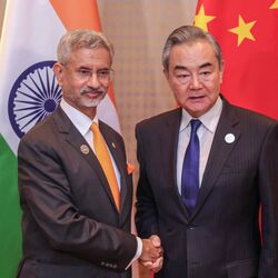 <p>రియో డి జనీరోలో జరుగుతున్న జీ20 సదస్సు సందర్భంగా భారత్, చైనా విదేశాంగ మంత్రులు సమావేశమయ్యారు. సరిహద్దు సమస్య, రెండు దేశాల మధ్య ప్రత్యక్ష విమానాలు, వీసాలపై విదేశాంగ మంత్రి ఎస్ జైశంకర్, చైనా విదేశాంగ మంత్రి వాంగ్ యీ చర్చించారు. సరిహద్దు సమస్యపై ప్రత్యేక ప్రతినిధుల సమావేశానికి ఇరు దేశాలు అంగీకరించాయి.</p>